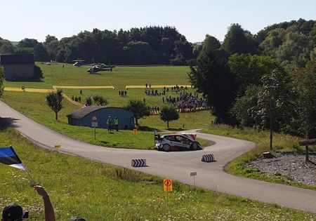 Tänak leidt halfweg tweede wedstrijddag. Neuville is tweede.