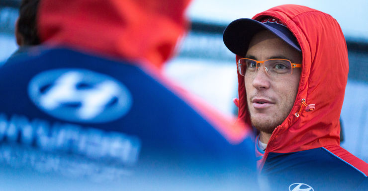 Neuville van de baan en zakt naar achtste plaats