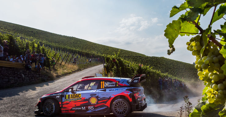Neuville dankzij teamorders vierde