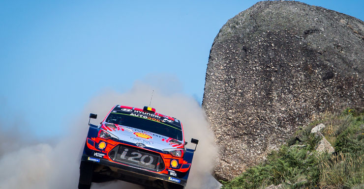 Tänak blijft aan de leiding. Hyundai speelt het tactisch.