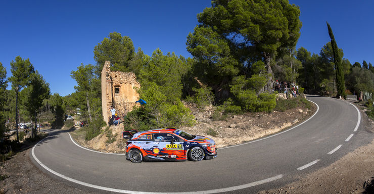 Neuville stevig leider in Catalonië