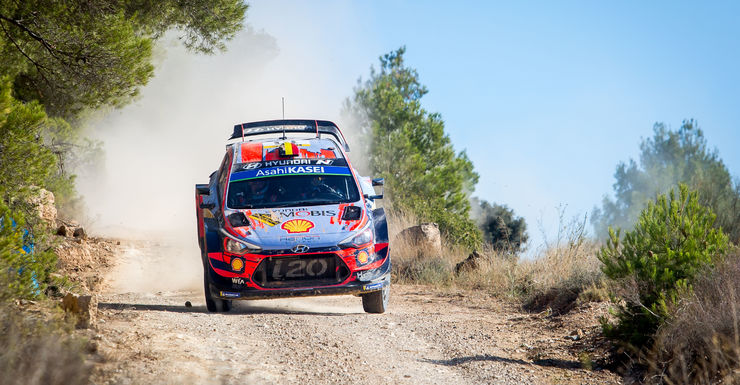 Loeb leidt in Catalonie. Neuville is tweede.