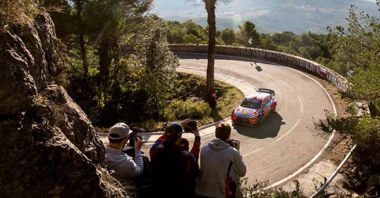 Neuville wint in Catalonië. Tänak is wereldkampioen.