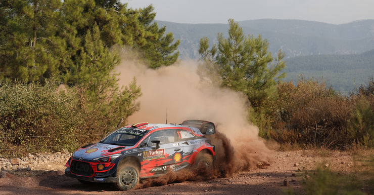 Lappi aan de leiding. Neuville zakt naar zevende plaats.