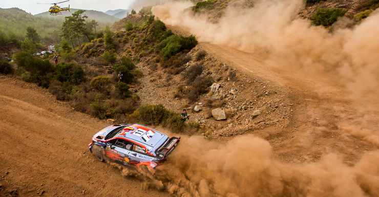 Lappi leidt na turbulente namiddag. Neuville schuift op naar de derde plaats.