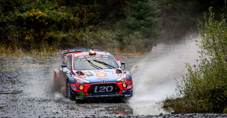 Meeke leidt in Wales, Neuville volgt als tweede.