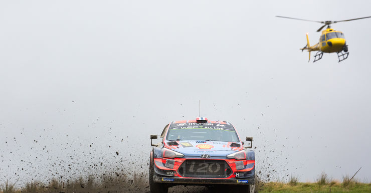 Tänak blijft leider in Wales, Neuville klampt aan