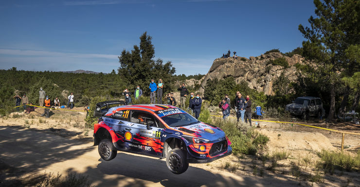 Sordo blijft aan de leiding. Neuville zakt naar plaats drie.