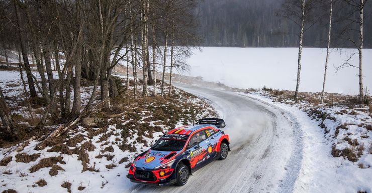 Elfyn Evans leidt in Zweden. Neuville is zesde.