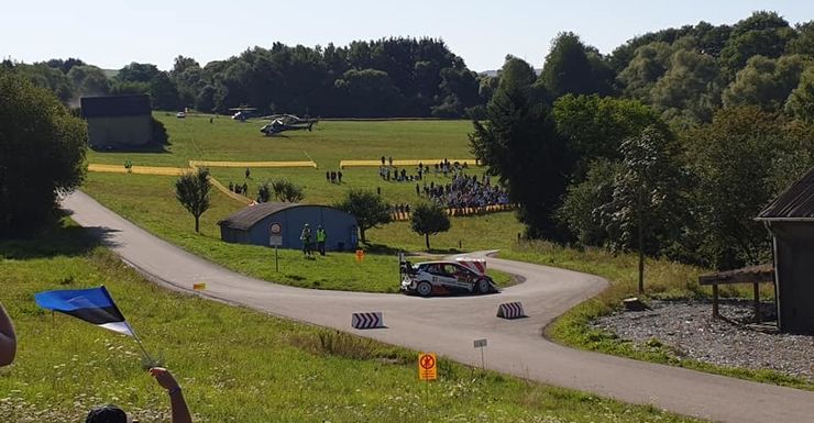 Tänak leidt halfweg tweede wedstrijddag. Neuville is tweede.