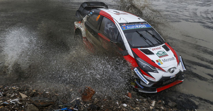 Dramatische opgave Ott Tänak. Ogier aan de leiding.