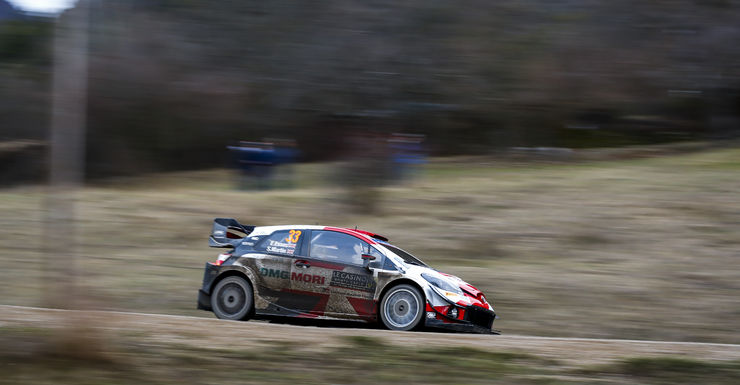 Evans leidt voor Ogier en Tänak. Neuville is vijfde.